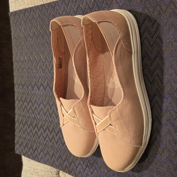 CLARKS BRAND WOMEN'S TAUPE "CLOUDSTEPPERS" "BREEZE SKIP" SLIP ON SHOES SIZE 7.5M - Picture 4 of 12
